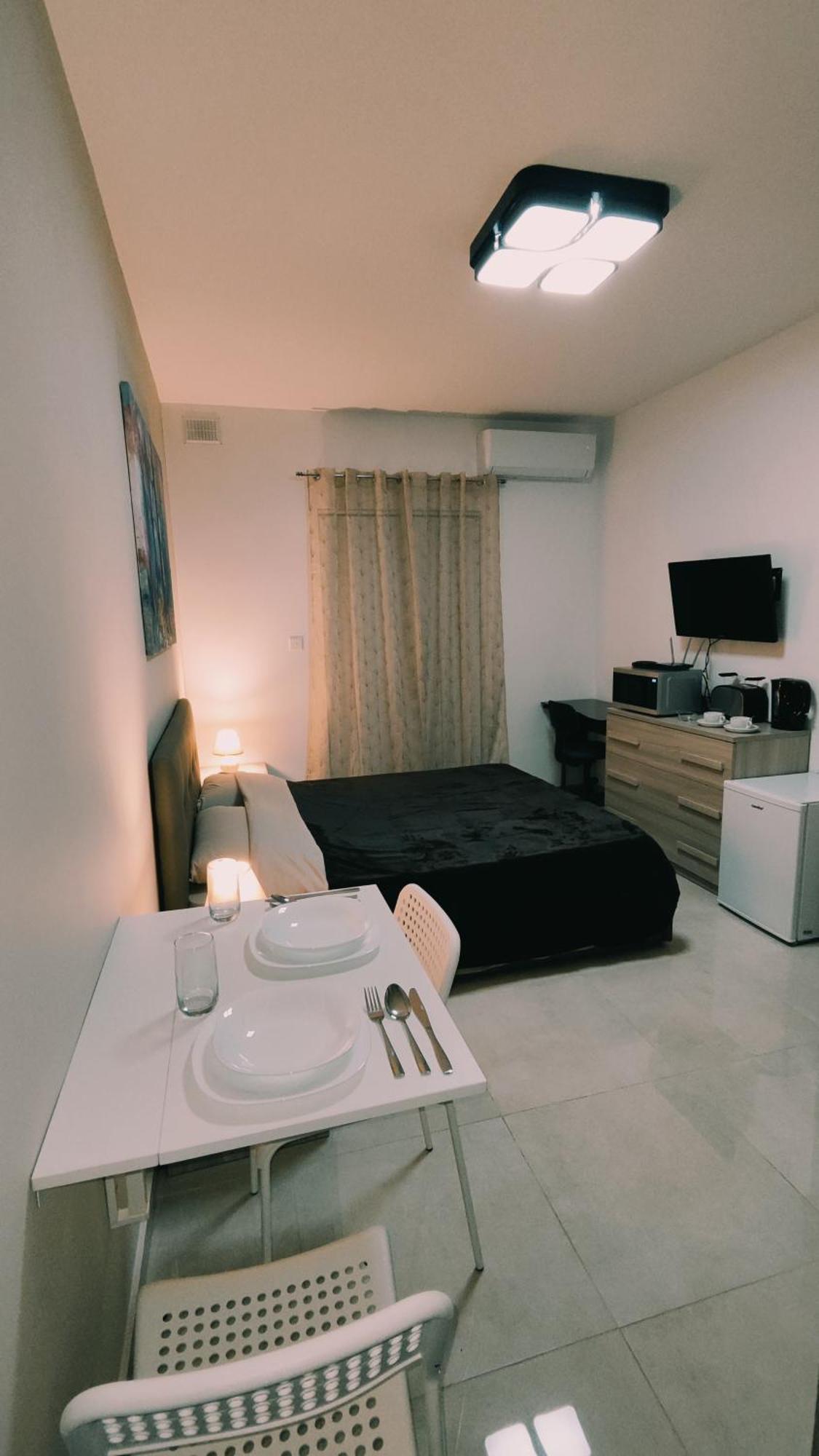 Fairwinds - Double Room With Ensuite - Luqa Airport - Self Check In & Out Available Exterior foto